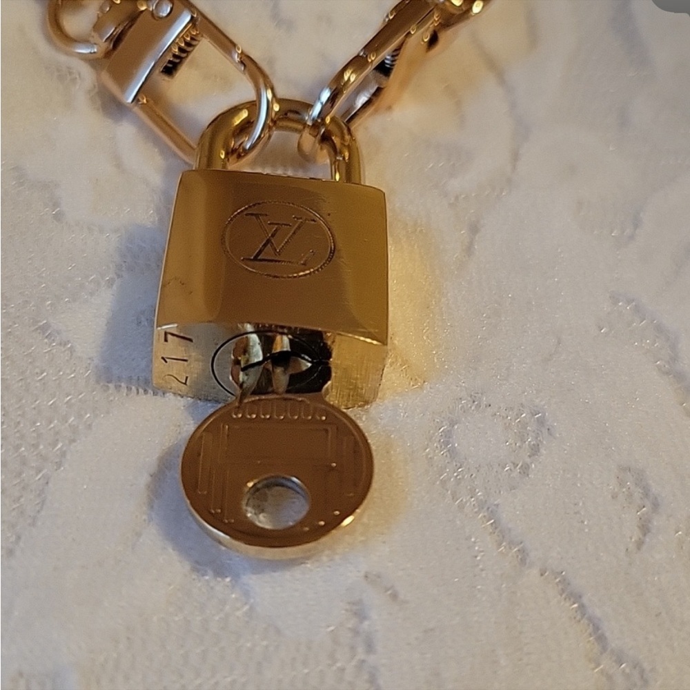 Louis Vuitton lock and key with unbranded chain
#217 Vintage - Picture 2 of 3